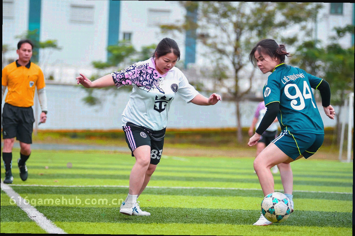 PC 客户端启动界面局部，左侧游戏库列表与右侧配置标签并排显示，界面不含真实品牌标识